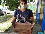 Добровольцы Центра гуманитарной помощи «От сердца к сердцу» и сестры милосердия Донского храма г. Новошахтинска передали многодетным малообеспеченным семьям продукцию «Эйвон» от Фонда продовольствия «Русь»