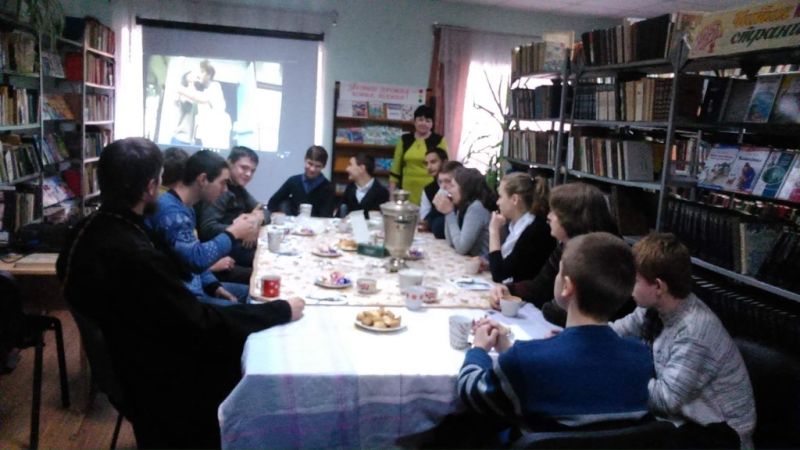 В библиотеке им. М.И. Платова пос. Аютинский Александровск-Грушевского благочиния прошла беседа со школьниками МОУ СОШ № 49 о смысле жизни