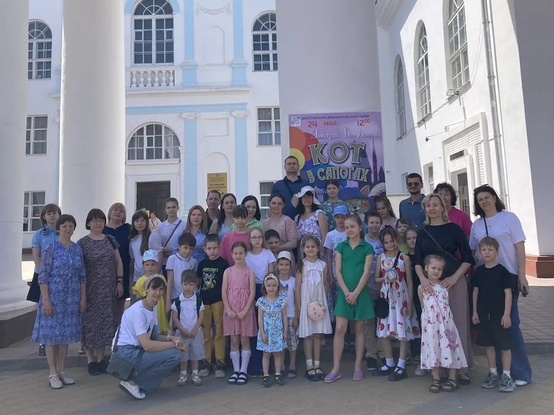 Воспитанники воскресной школы "Покров" посетили Шахтинский драматический театр