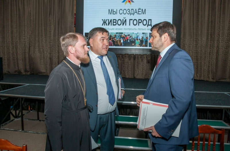 Иерей Димитрий Дяур принял участие в отчете Главы Администрации г. Зверево