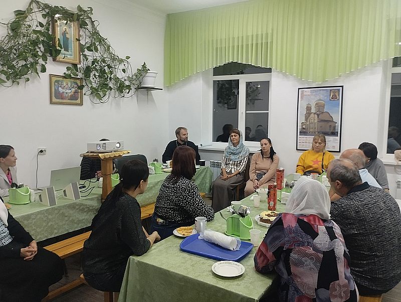 В праздник Покрова Пресвятой Богородицы состоялась беседа прихожан с настоятелем храма великомученика и целителя Пантелеимона