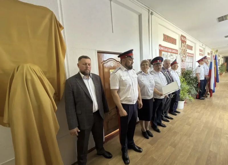 В Каменском казачьем кадетском корпусе открыли бюст поэта Николая Туроверова