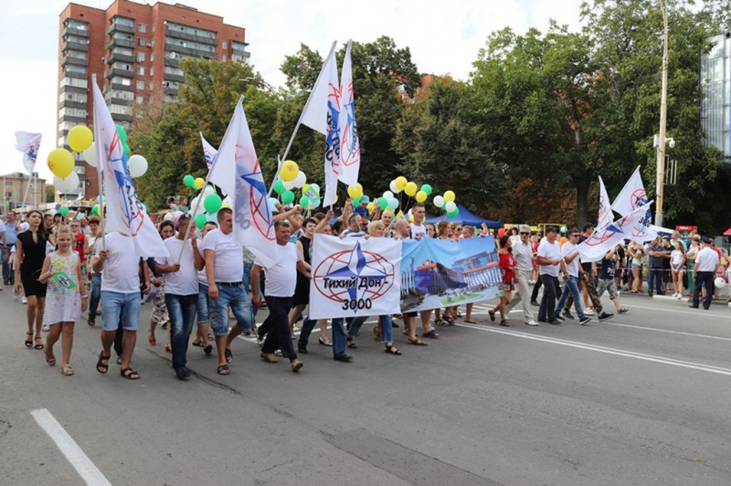 В г. Шахты прошли праздничные мероприятия, посвященные Дню города и Дню Шахтера. В событиях принял участие благочинный Александровск-Грушевского округа протоиерей Сергий Яценко