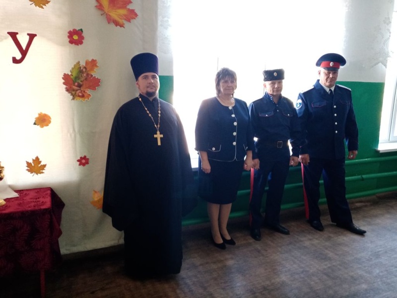 В праздник Покрова Пресвятой Богородицы священник Анатолий Минаев напутствовал юных посвященных казаков