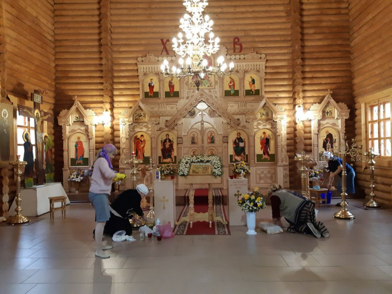 На приходе храма Всех святых, в земле Русской просиявших, г. Каменск-Шахтинский прошел субботник