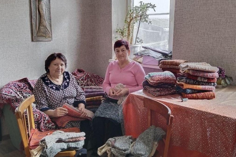 Забота и тепло: прихожане храма с. Алексеевка вяжут чехлы для раненых бойцов СВО