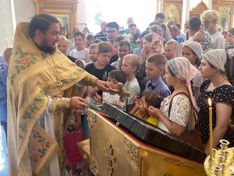 В Державном храме города Донецка совершили молебен на начало учебного года