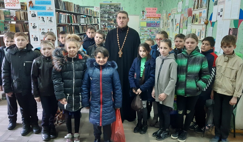 В библиотеке им. А.Н. Островского для учащихся 4 «б» класса МБОУ СОШ №4 была проведена беседа «Православная книга-путь к духовности» с участием настоятеля храма Иоанна Предтечи иереем Антонием Колпаковым