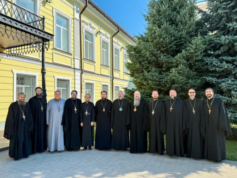 Вместе с выпускниками Саратовской духовной семинарии епископ Симон встретился с митрополитом Саратовским и Вольским Игнатием