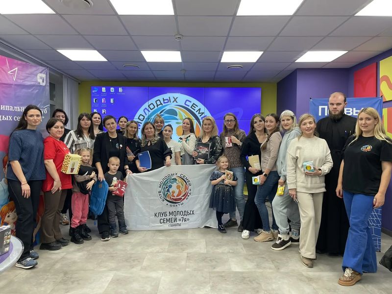 Помощник благочинного Александровск-Грушевского округа принял участие в праздновании Дня матери с клубом "7я"