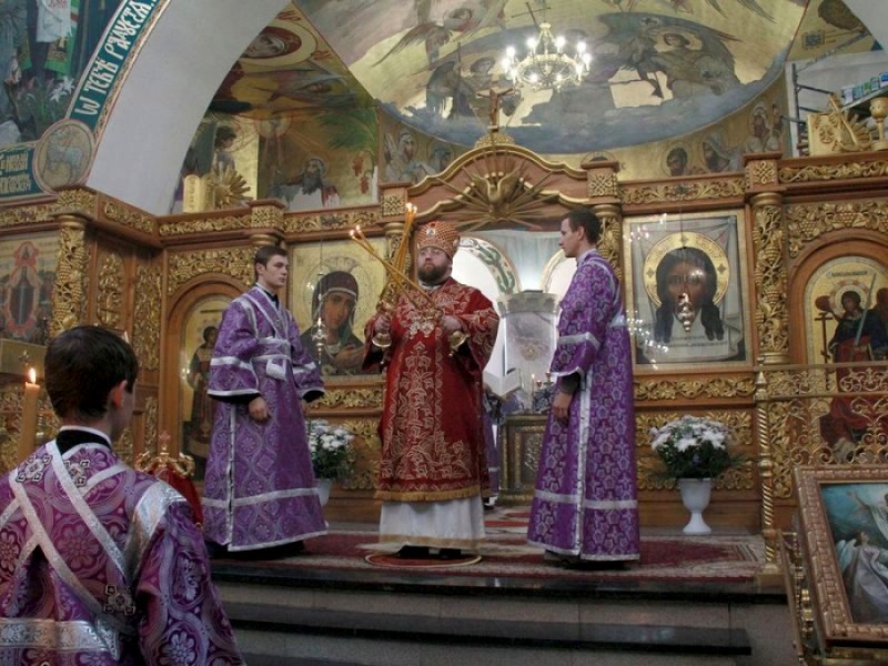 Епископ Игнатий в день празднования иконы Божией Матери, именуемой «Призри на смирение» совершил Литургию в Покровском кафедральном соборе