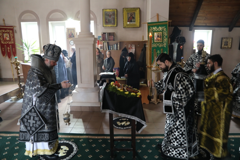 Преосвященнейший епископ Симон совершил Литургию Преждеосвященных в храме святого Георгия Победоносца Покровского мужского монастыря сл. Верхнемакеевка