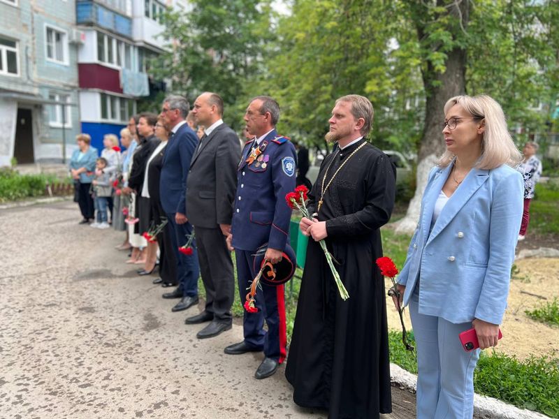 Подвиг снайпера-разведчика почтили открытием памятной доски в Зверево 