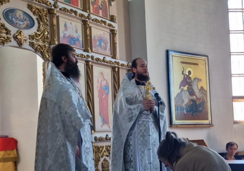 Настоятель и приход Покровского кафедрального собора поблагодарили иерея Олега Брехова за служение после его назначения на новый приход