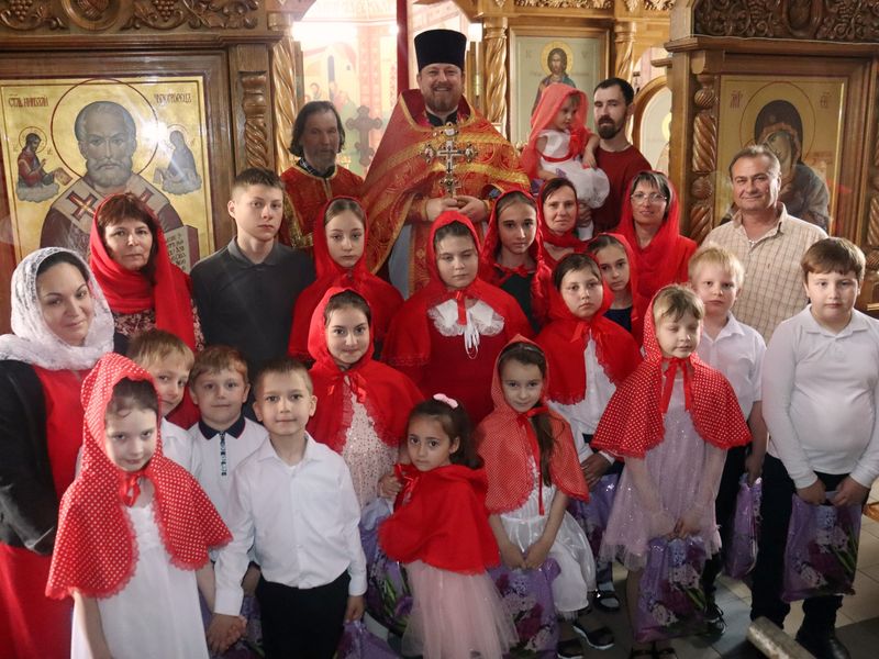 Дети из воскресной школы «Светочъ» поздравили прихожан Донского храма
