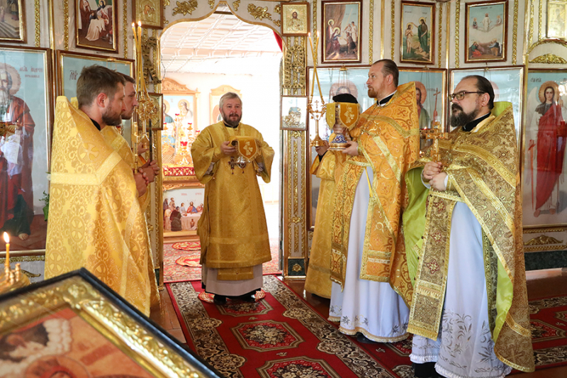 В Рождество честного славного Пророка, Предтечи и Крестителя Господня Иоанна и престольный день одного из храмов Новошахтинска Преосвященнейший епископ Симон совершил Божественную литургию