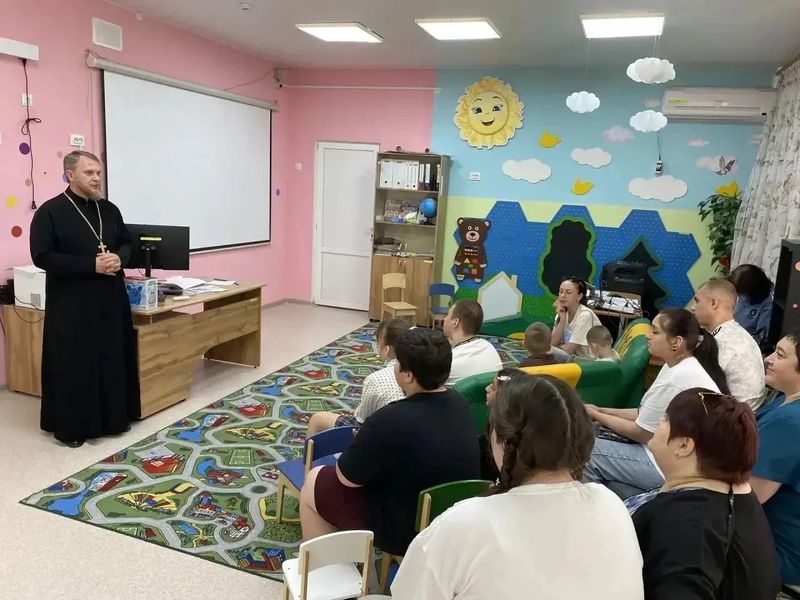 Благочинный Зверево-Никольского округа посетил детский реабилитационный центр в Зверево