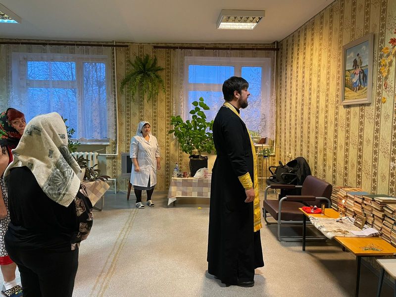 Сестричество Державного храма и настоятель Матронинского храма посетили ЦГБ Донецка﻿ 