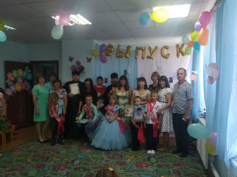 Духовенство храма Владимирской иконы Божией Матери хутора Можаевка посетило выпускной утренник детского сада «Колосок»