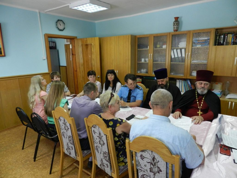 В Гуково состоялось выездное заседание по вопросу алкогольной и наркотической зависимости среди граждан. Во встрече участвовали протоиерей Виктор Ольховатов и иерей Георгий Русинов