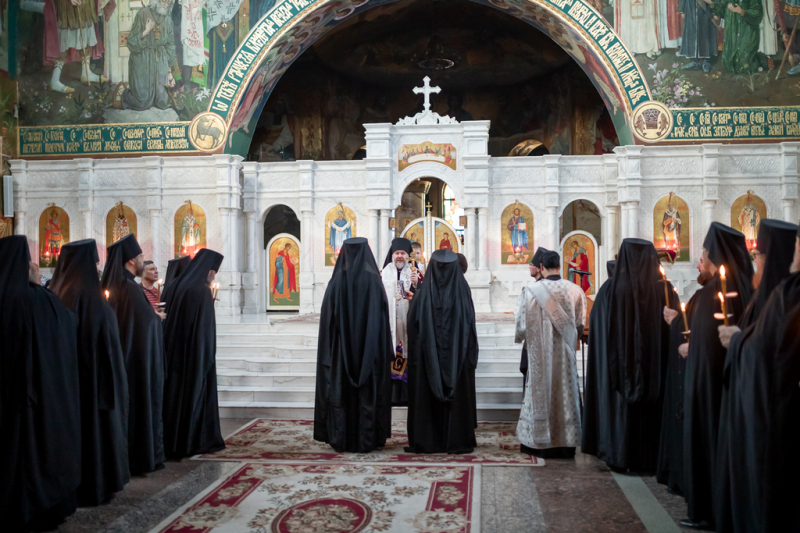 Преосвященнейший епископ Симон совершил монашеский постриг в Покровском кафедральном соборе города Шахты
