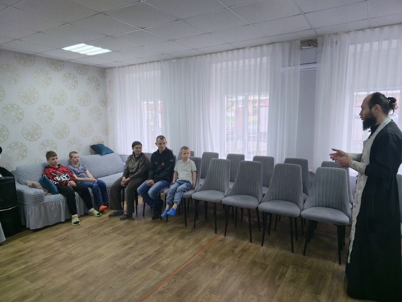 Священнослужители и хор навестили воспитанников Центра помощи детям №3 в Шахтах в день Пасхи