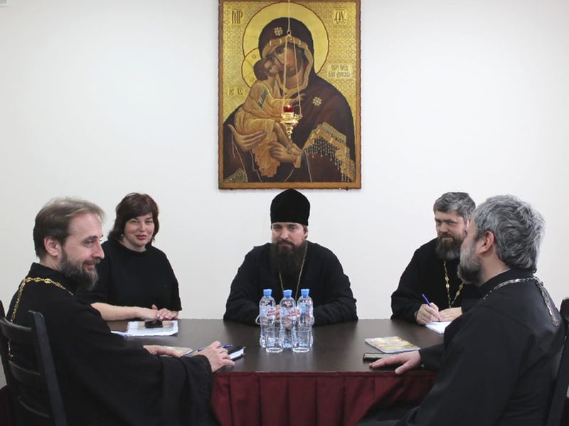 В  Епархиальном управлении Ростовской епархии состоялось заседание коллегии отделов религиозного образования и катехизации Донской митрополии, в котором принял участие викарий Ростовской епархии епископ Таганрогский Артемий