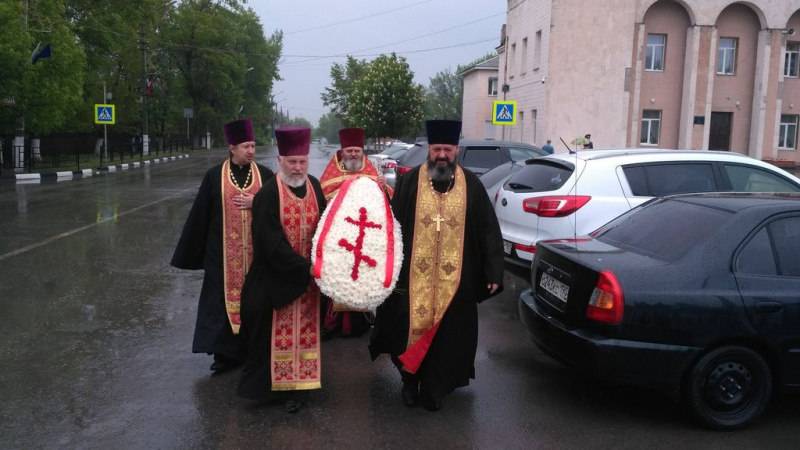В 74-ю годовщину Победы в Великой Отечественной войне священнослужители Гуковского благочиния совершили возложение памятного венка к монументу погибшим героям