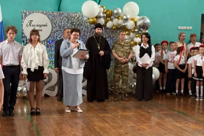 Настоятель храма Александра Невского посетил последний звонок в школе №14