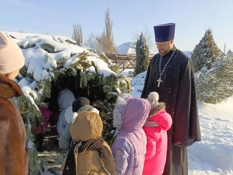 Воспитанники гуковского детского сада №9 посетили храм великомученика и целителя Пантелеимона