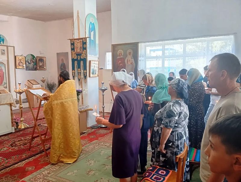 В храме Рождества Пресвятой Богородицы слободы Большинка совершили молебен перед началом учебного года