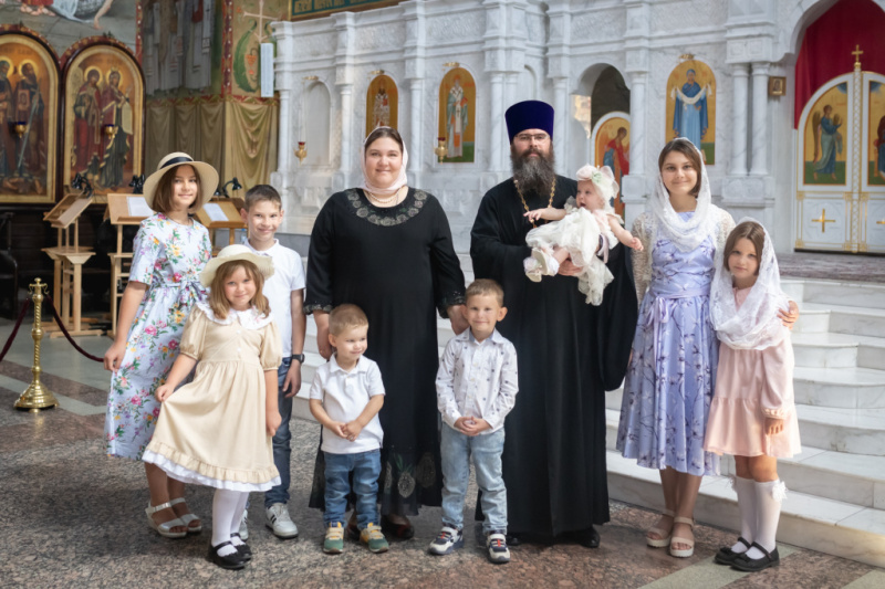 Семья иерея Александра и Татьяны Теличкиных воспитывает восемь детей и ждет девятого