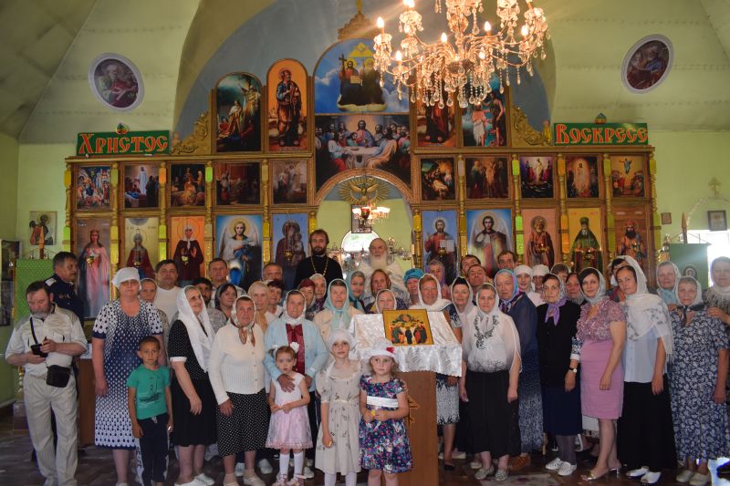 В престольный праздник храма Вознесения Господня сл. Красюковской протоиерей Сергий Яценко поздравил настоятеля прихода протоиерея Николая Мельникова и прихожан с великим праздником