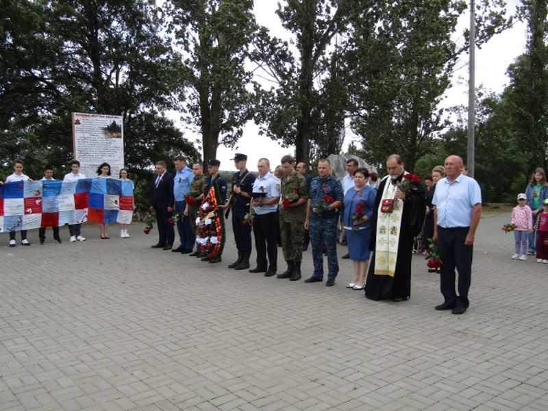 В Миллерово в преддверии Дня памяти и скорби возложили венки и цветы к мемориалу «Жертвам фашизма»