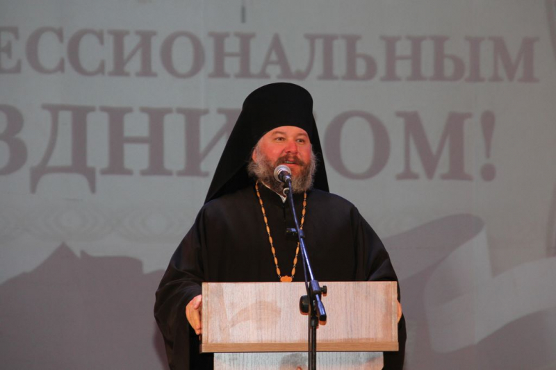 Епископ Шахтинский и Миллеровский Симон поздравил с профессиональным праздником муниципальных служащих Обливского района