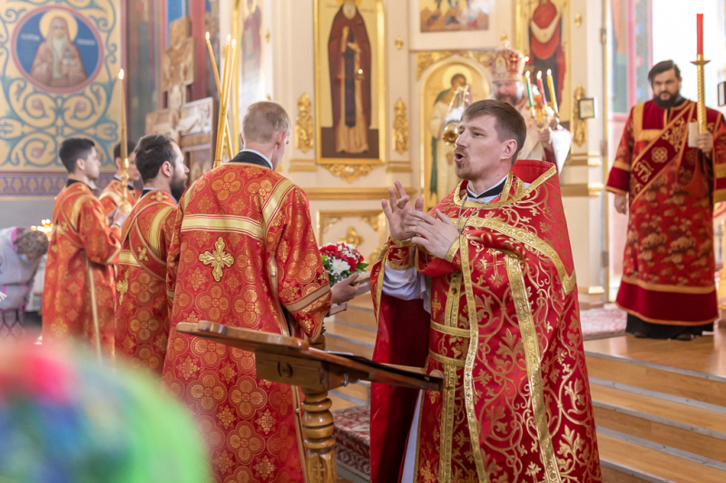 Впервые в Шахтинской епархии совершена Божественная литургия архиерейским чином с сурдопереводом в храме Покрова Пресвятой Богородицы г. Каменск-Шахтинский