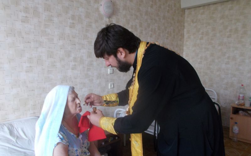 Сестры общества «Милосердие» при Свято-Пантелеимоновском храме г. Миллерово посетили пациентов дома-интерната для инвалидов и престарелых хутора Жеребковка Миллеровского района