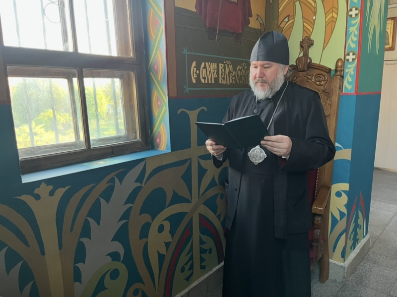 Преосвященнейший епископ Симон молился за уставным богослужением