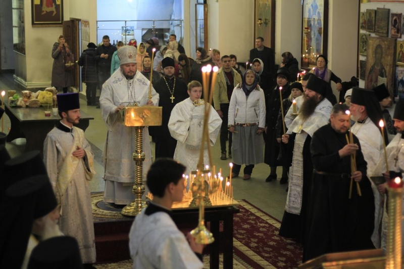 Правящий архиерей Шахтинской епархии Преосвященнейший епископ Симон совершил парастас в Покровском кафедральном соборе г. Шахты