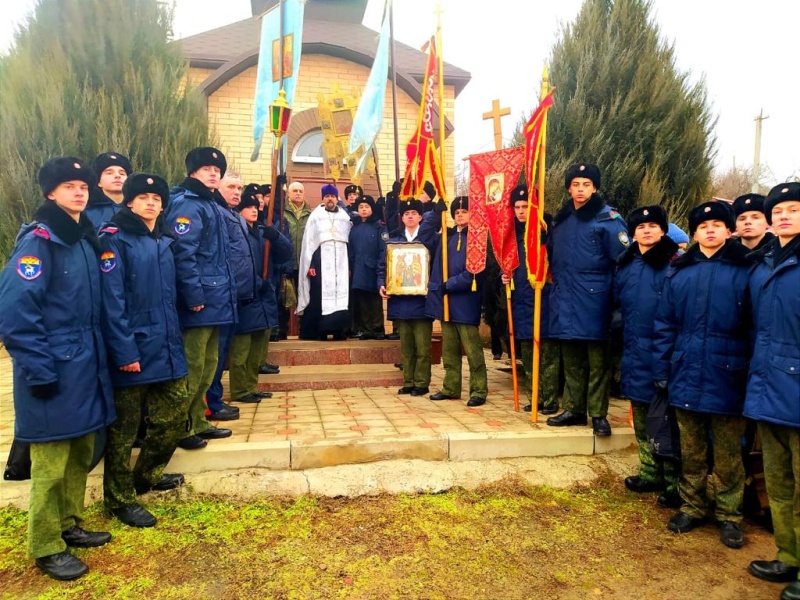 В праздник Крещения Господня учащиеся казачьей средней школы № 41 и кадеты Шахтинского кадетского корпуса принимали участие в богослужении