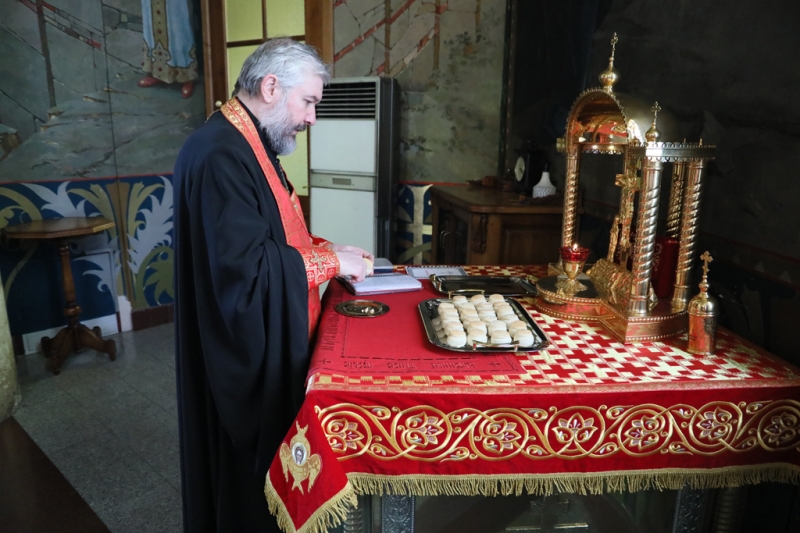 Преосвященнейший епископ Симон молился за всенощным бдением в Покровском кафедральном соборе города Шахты