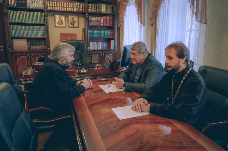 Преосвященнейший епископ Симон и Глава Октябрьского района Е.П. Луганцев обсудили итоги совместной работы в рамках программы духовно-нравственного воспитания в образовательных учреждениях района и обозначили цели на будущий год