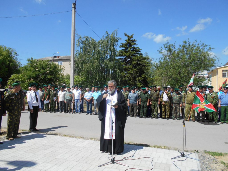 В станице Вешенской отслужен молебен на открытии памятного знака пограничным войскам РФ