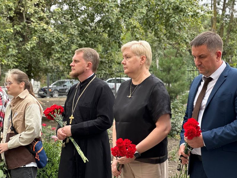 Благочинный Зверево-Никольского округа иерей Димитрий Дяур принял участие в церемонии открытия мемориальной доски