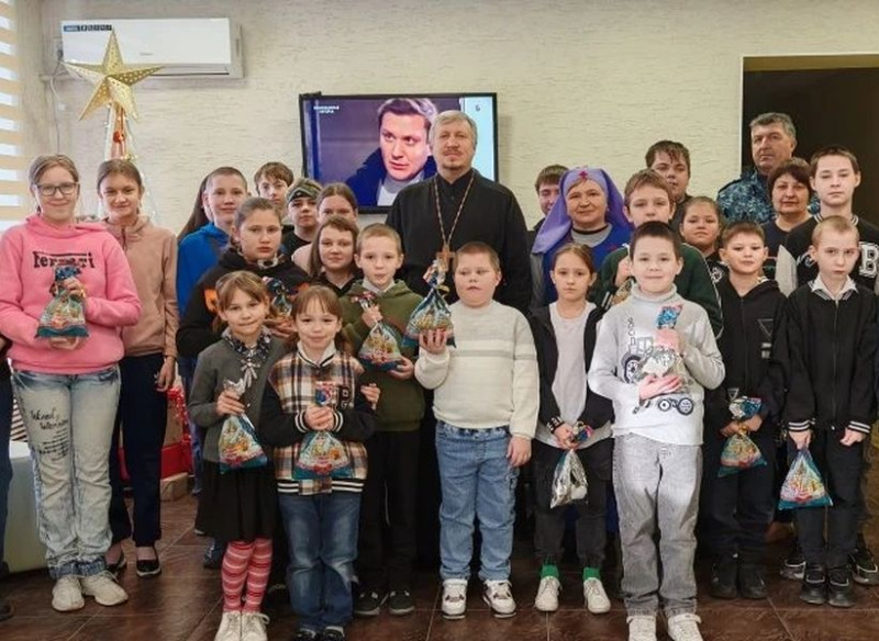 Священник и сестры милосердия поздравили воспитанников школы-интерната с Рождеством