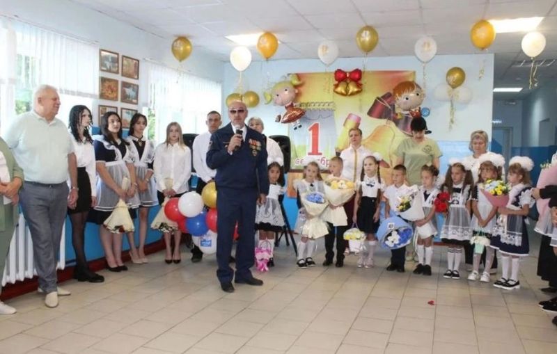 В Ажиновской школе прошла линейка, посвященная Дню знаний   