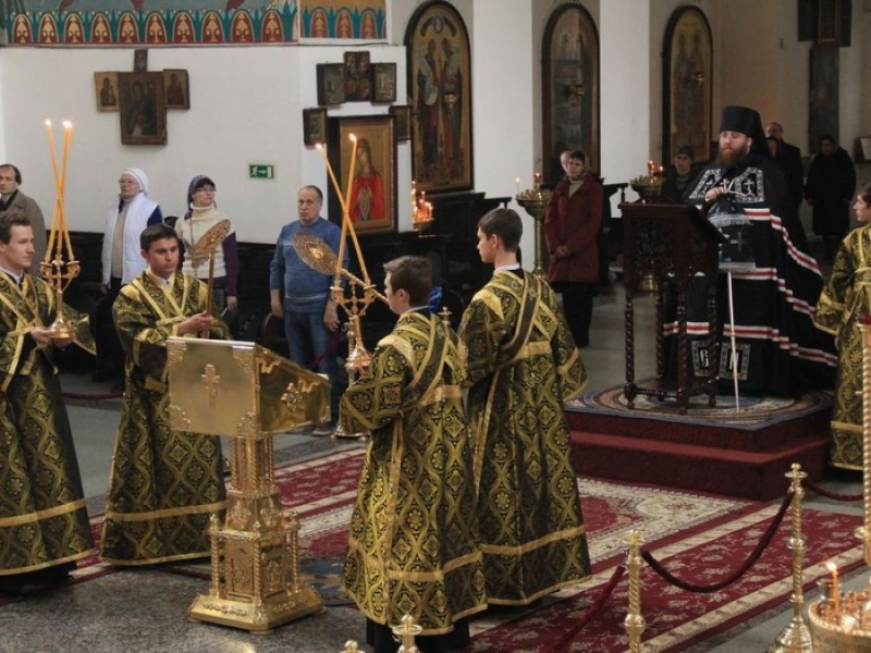 В среду пятой седмицы Великого поста епископ Шахтинский и Миллеровский Игнатий совершил утреню с чтением Великого канона преподобного Андрея Критского