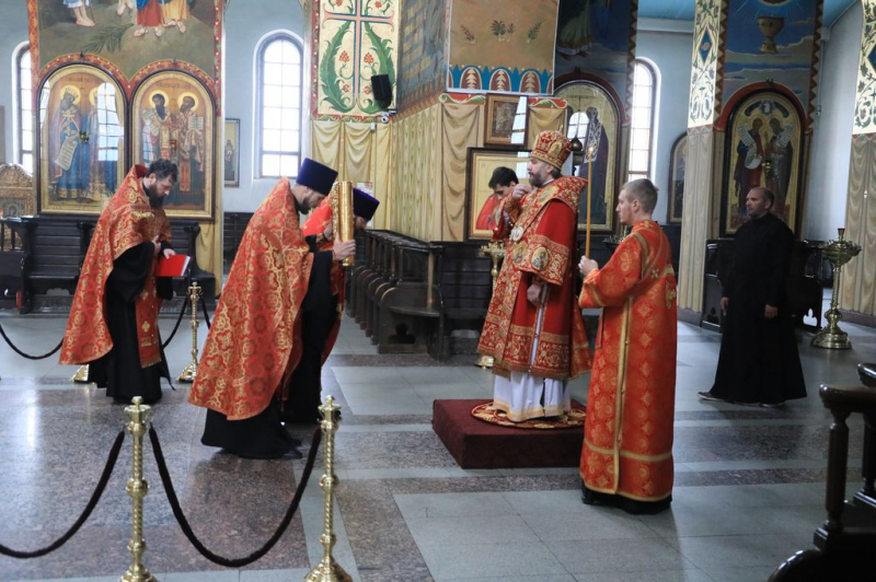В день празднования Светлой Пасхи Преосвященнейший епископ Симон совершил пасхальную великую вечерню в Покровском кафедральном соборе г. Шахты