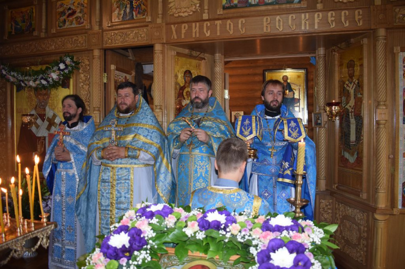 Соборным богослужением отметили престольный праздник в храме Смоленской иконы Божией Матери пос. Таловый