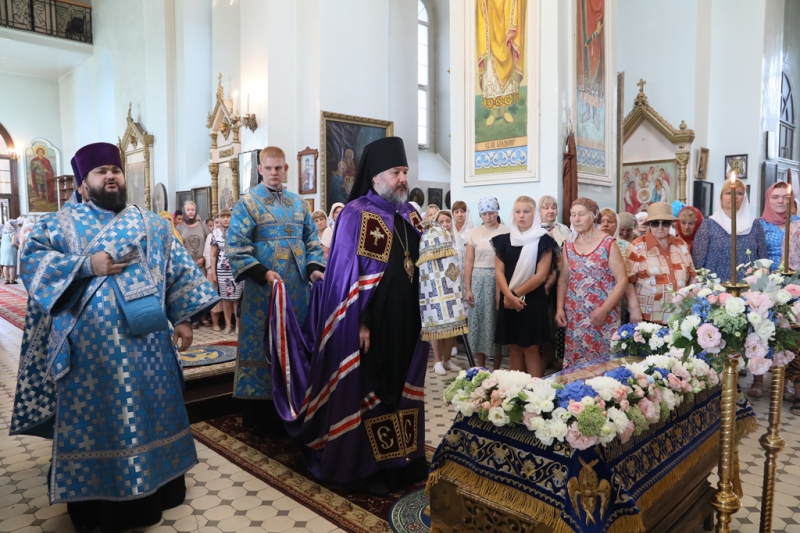 В праздник Успения Пресвятой Богородицы епископ Симон совершил Божественную литургию и иерейскую хиротонию в храме Донецкого Успенского архиерейского подворья ст. Гундоровской